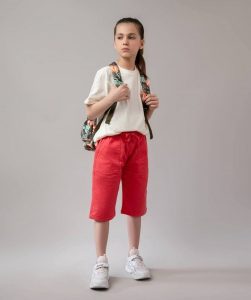 دختری با شلوارک دخترانه