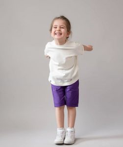 دختری با شلوارک دخترانه بنفش